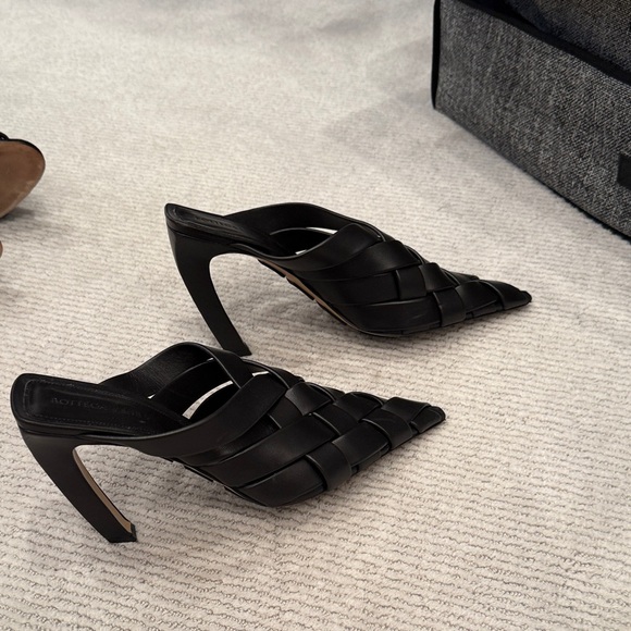 Bottega Veneta Black Intrecciato Leather Clogs. Super chic - Picture 3 of 5